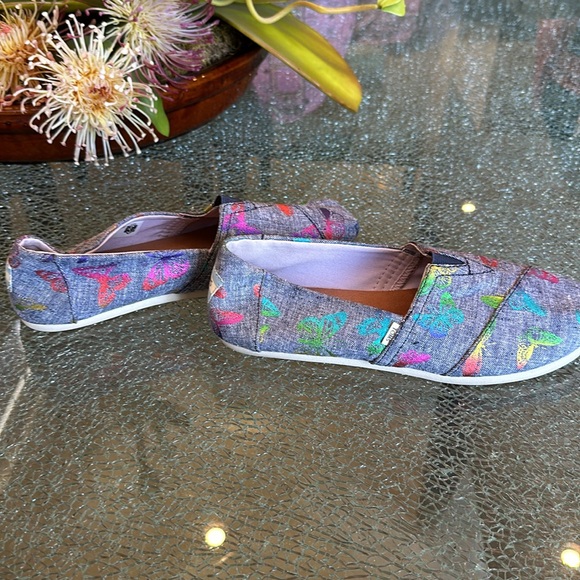 EUC TOMS SLIP ON CANVAS SHOE SIZE W7.5. DENIM LOOK W/BUTTERFLIES - Picture 5 of 7